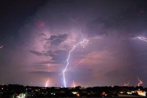 もの凄い雷とバケツをひっくり返した様な雨